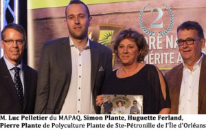 Médaille d'Argent -- M. Luc Pelletier du MAPAQ, Simon Plante, Huguette Ferland et Pierre Plante de Polyculture Plante de Ste-Pétronille de l'Île d'Orléans
