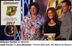Médaille de bronze -- Anik Fortier et Guy Rhéaume -- Ferme AGR senc, Ste-Marie de Beauce , Accompagnés de Mélanie Ouellet du MAPAQ